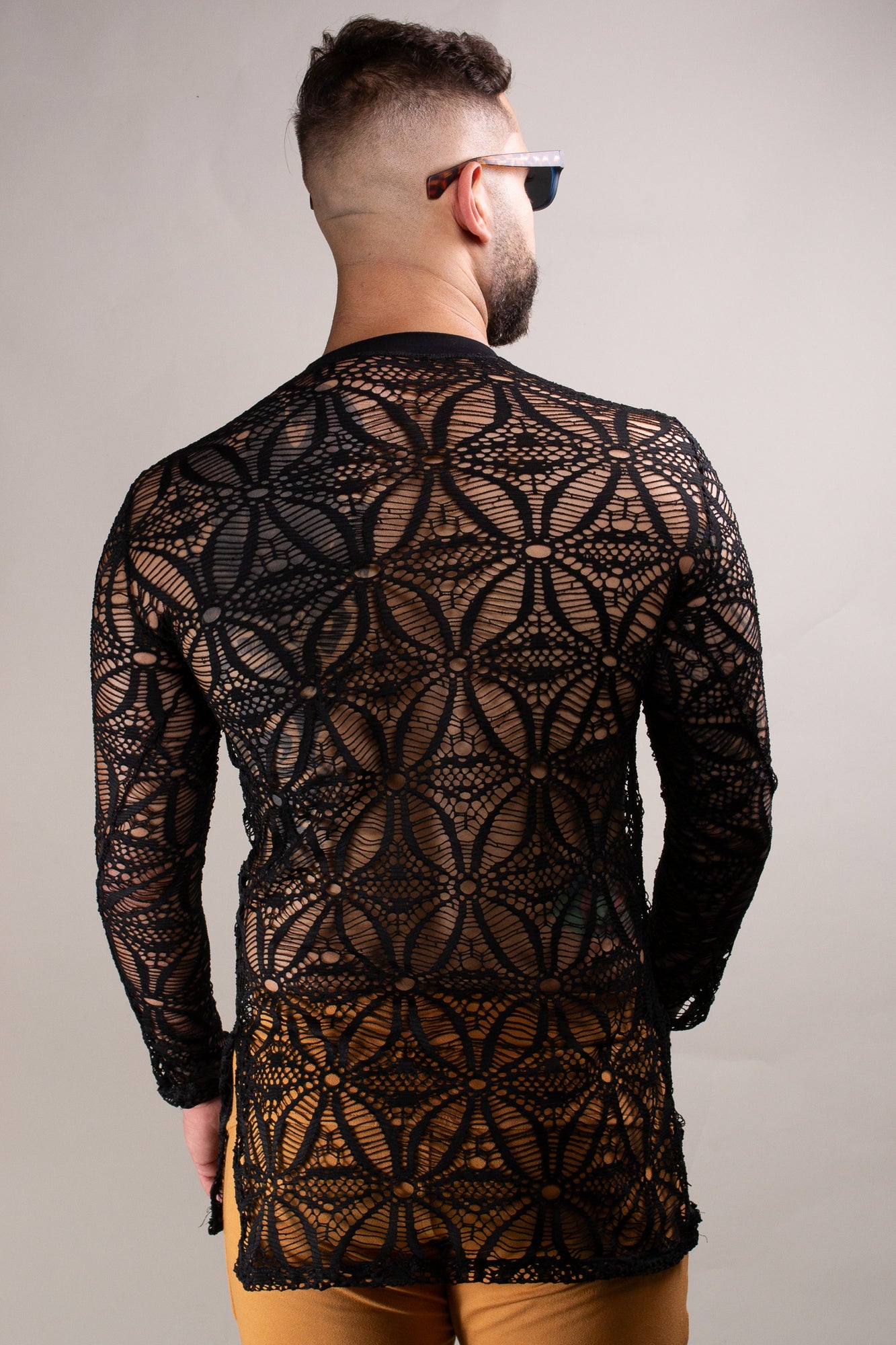 Camiseta Long Line Manga Longa em Renda com Detalhe Ombro