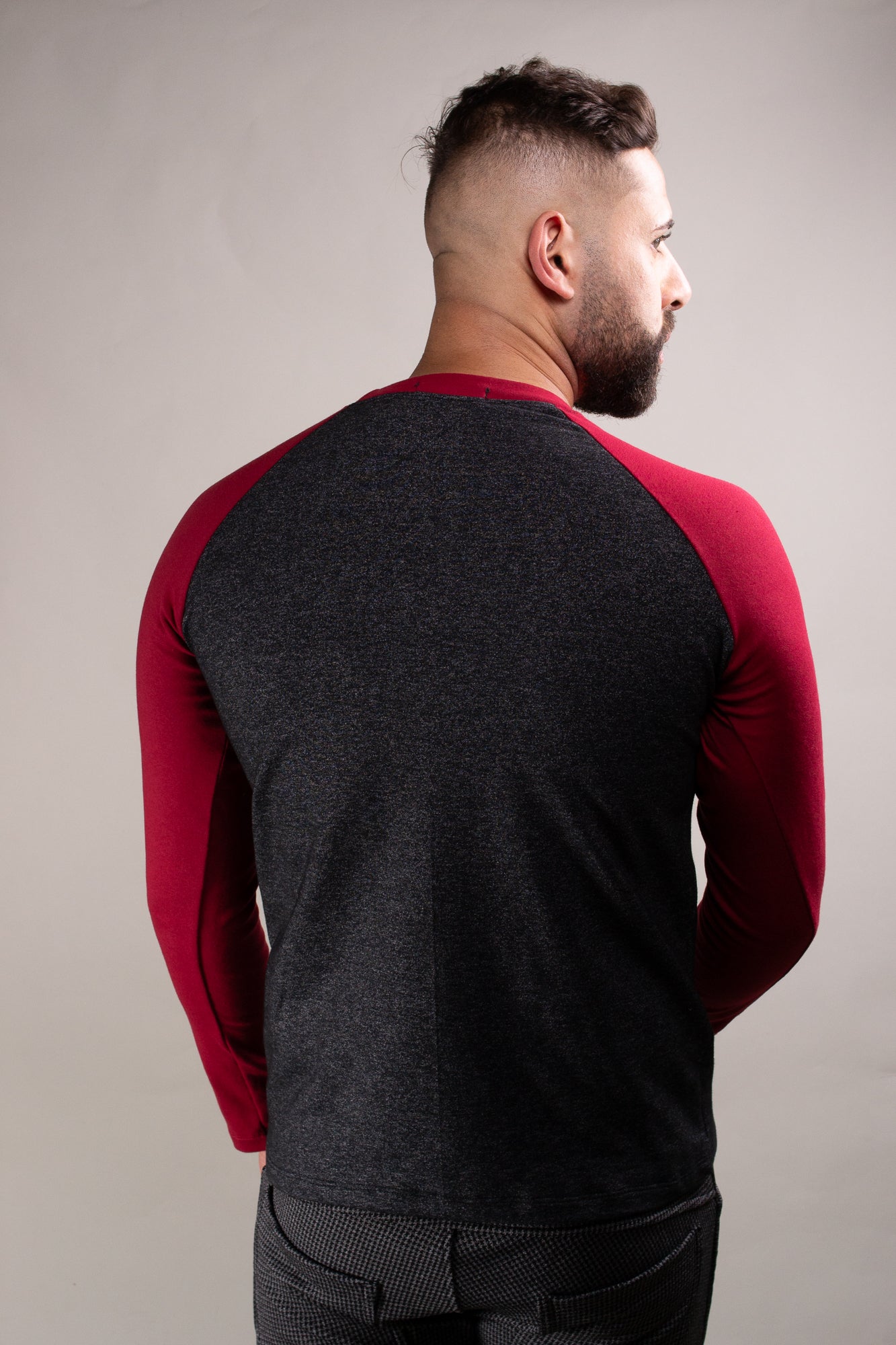 Suéter Masculino em Moletinho Mescla Cinza e Mangas em Vermelho