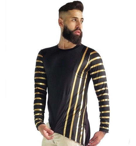 Camiseta Masculina Transversal Longa com Listras Douradas