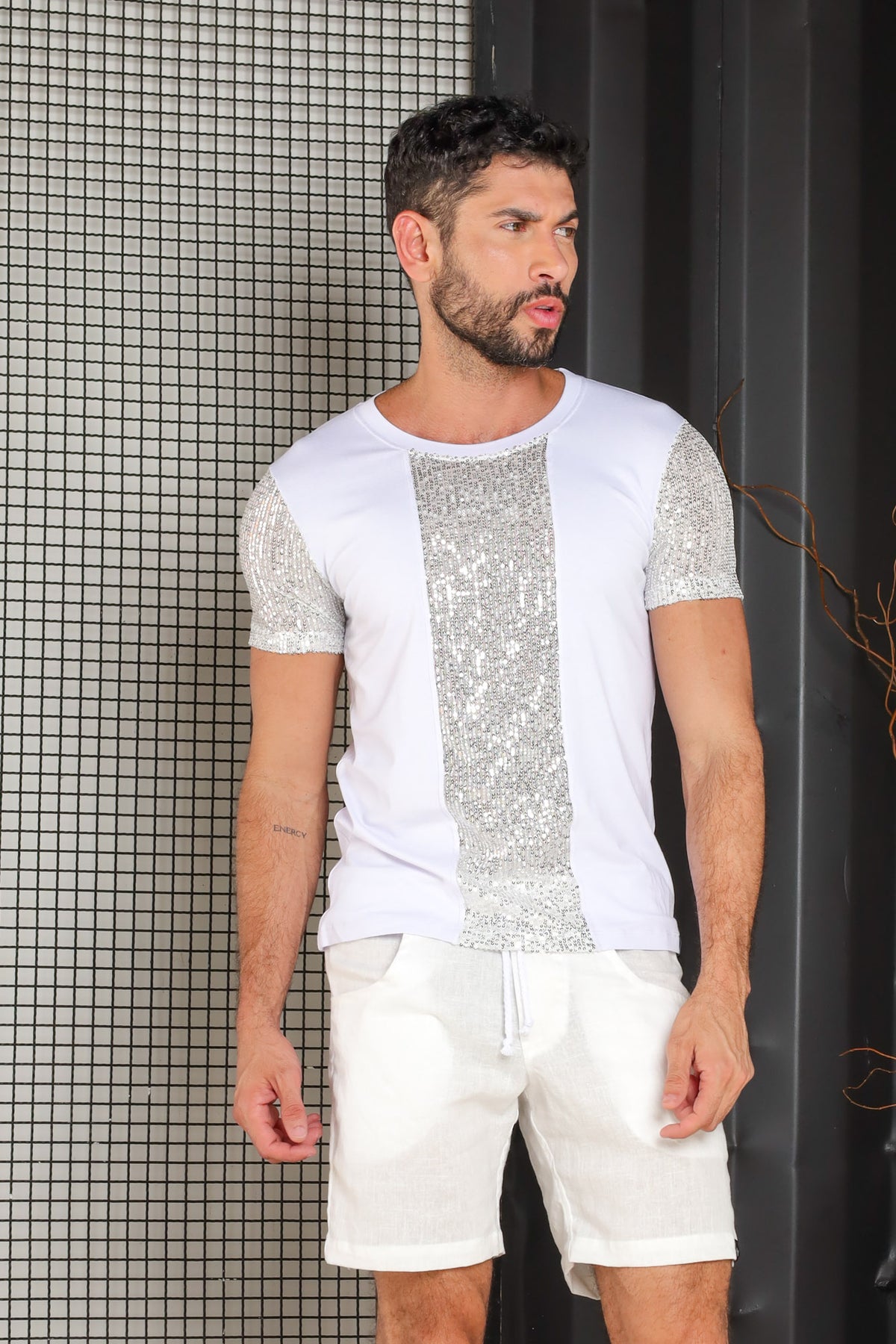 Camiseta Masculina em Viscolycra Mangas e Detalhes em Paetê