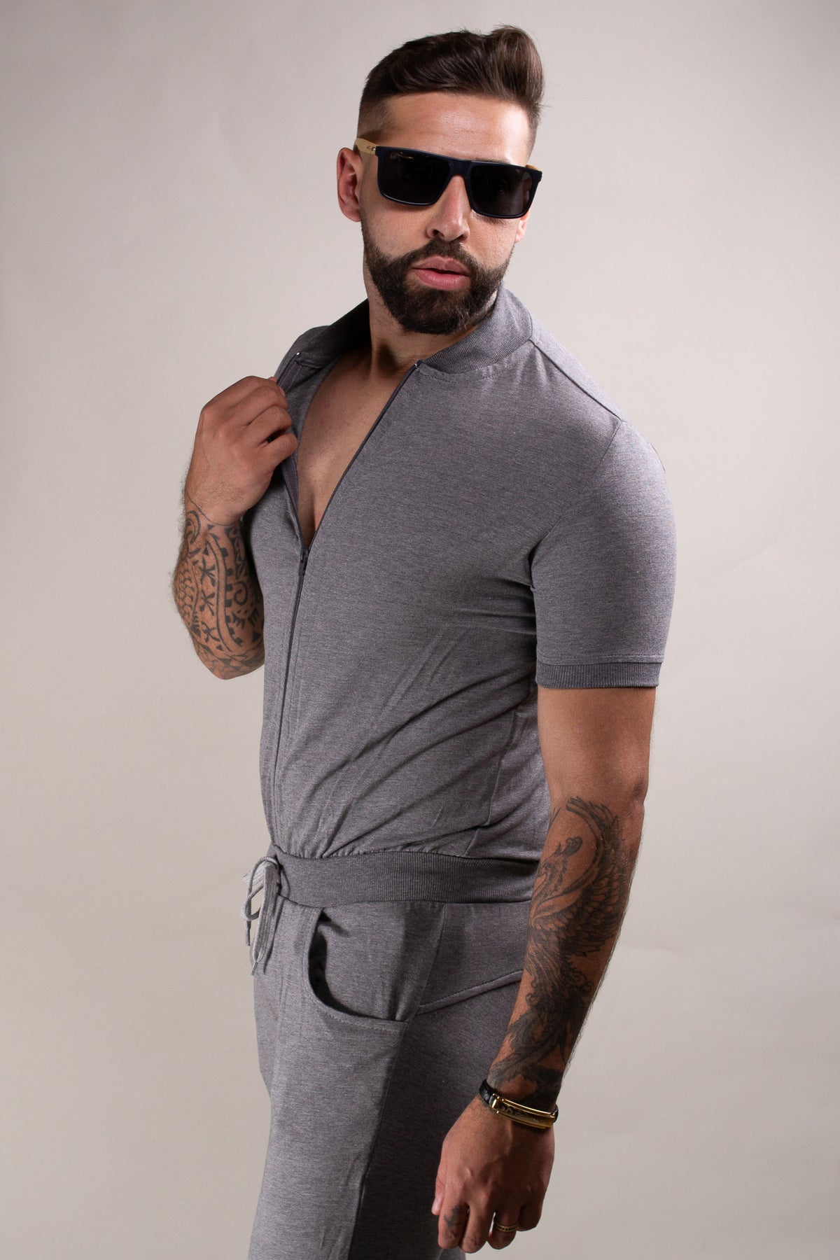 Macacão Masculino em Malha Cinza Gola Bomber