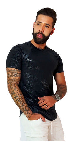 Camiseta Masculina em Cirrê Estampado Barra Redonda