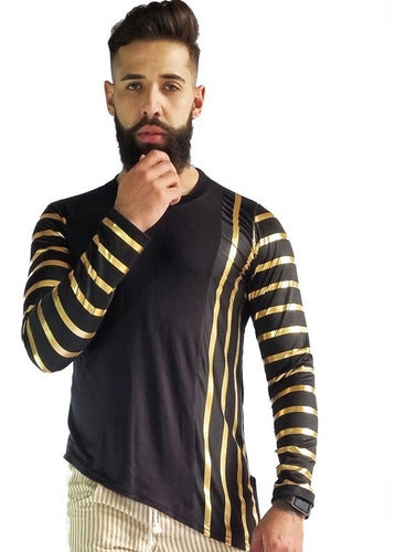 Camiseta Masculina Transversal Longa com Listras Douradas