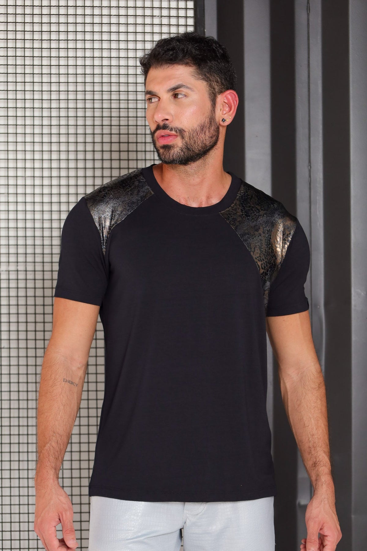 Camiseta Masculina em Viscolycra com Detalhe Animal Print