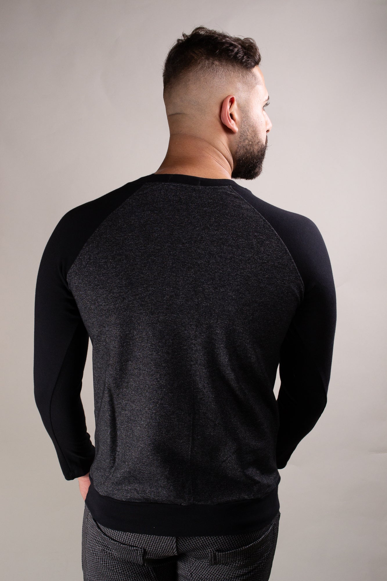 Suéter Masculino em Moletinho Mescla Cinza Detalhe Manga Preto