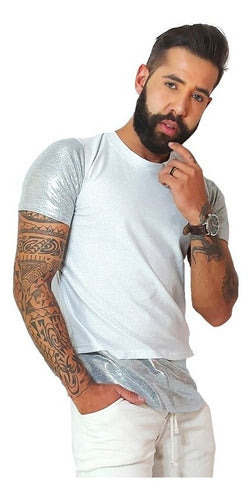 Camiseta Masculina Malha Detalhes nas Mangas e Barra Prateado Brilhoso