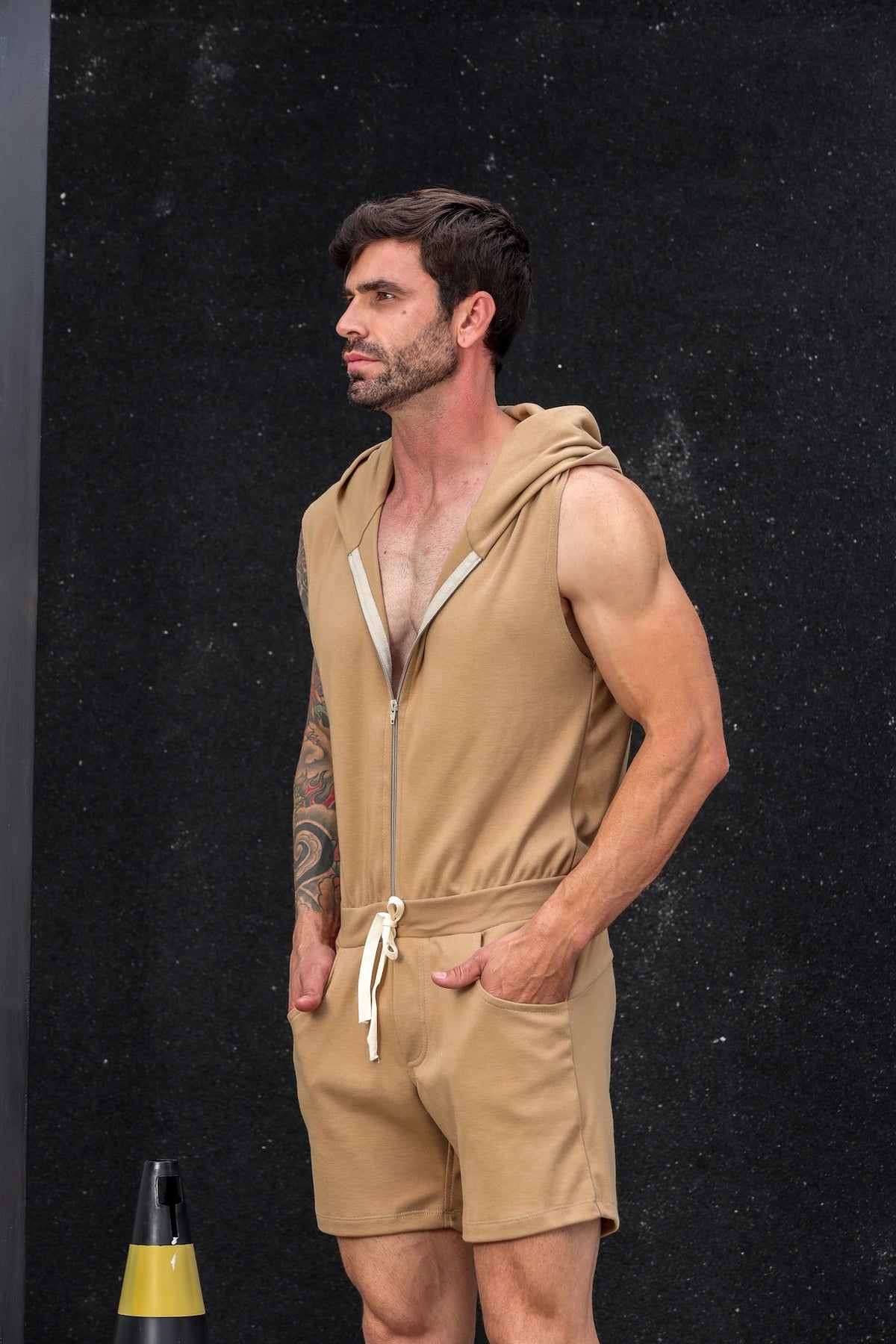 Macaquinho Masculino Modelo Machão com Capuz