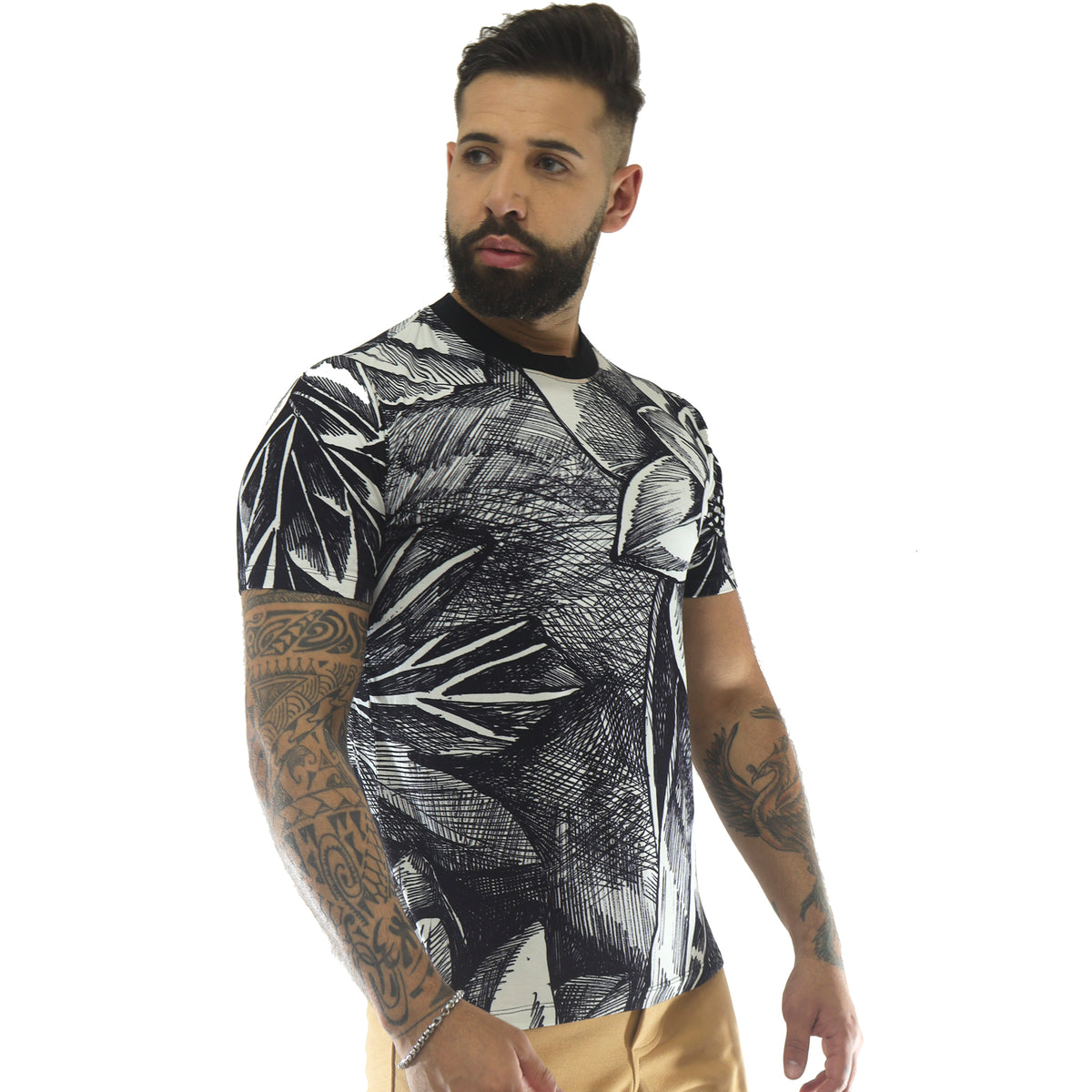Camiseta Masculina em Viscolycra Preta Estampa Floral