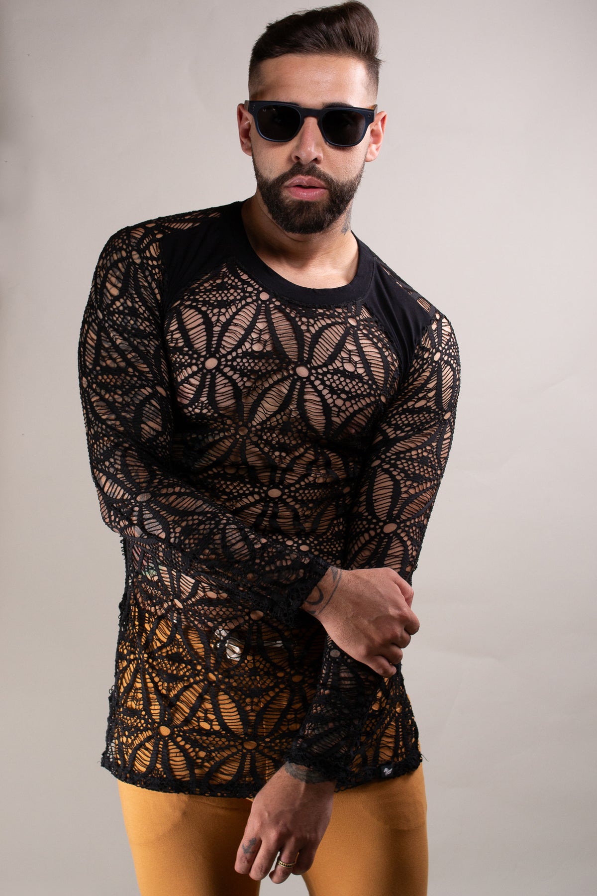 Camiseta Long Line Manga Longa em Renda com Detalhe Ombro