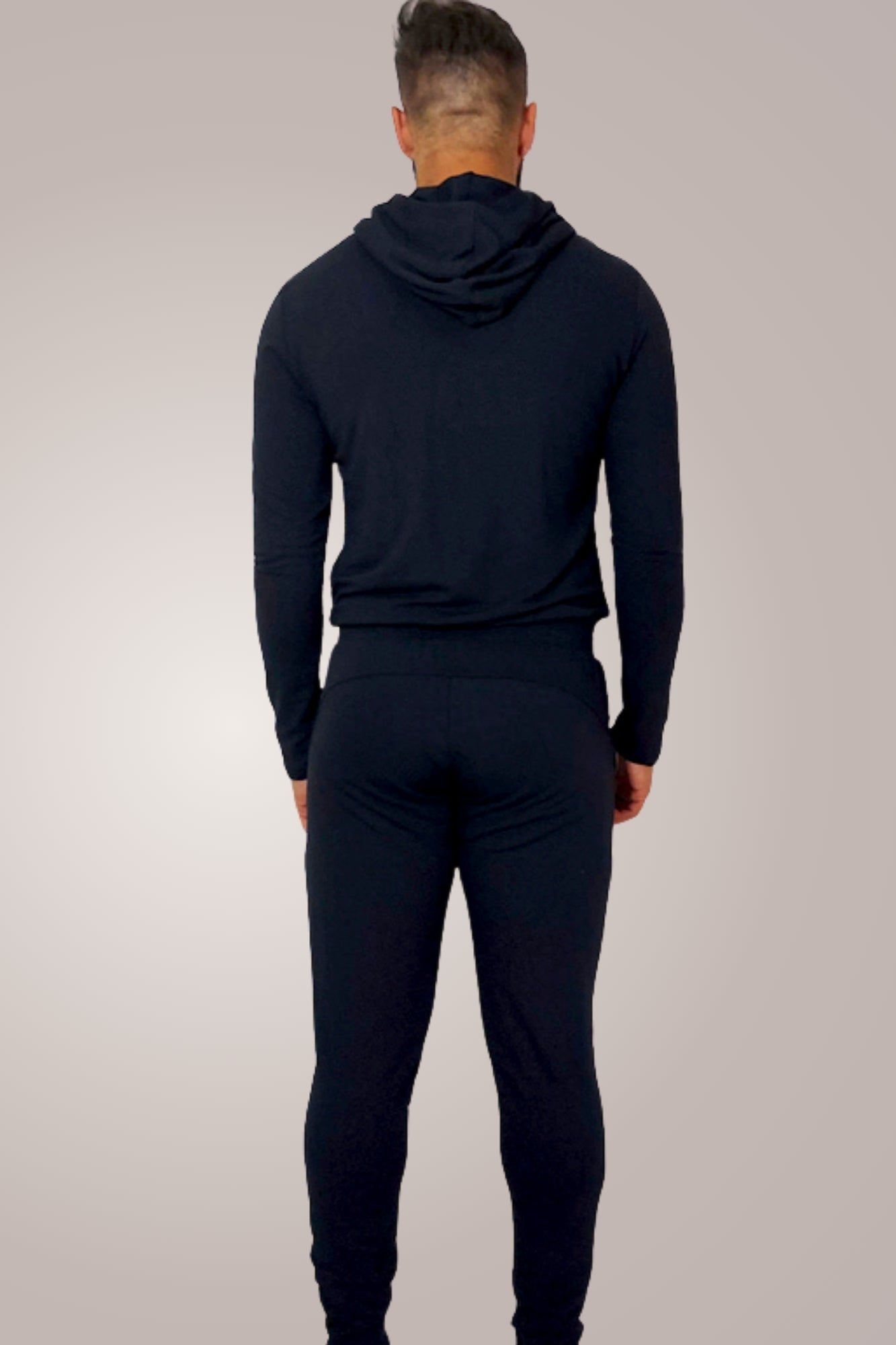 Macacão Masculino Preto em Moletinho com Capuz