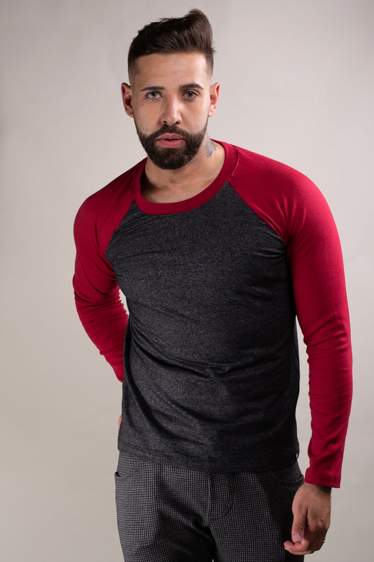 Suéter Masculino em Moletinho Mescla Cinza e Mangas em Vermelho