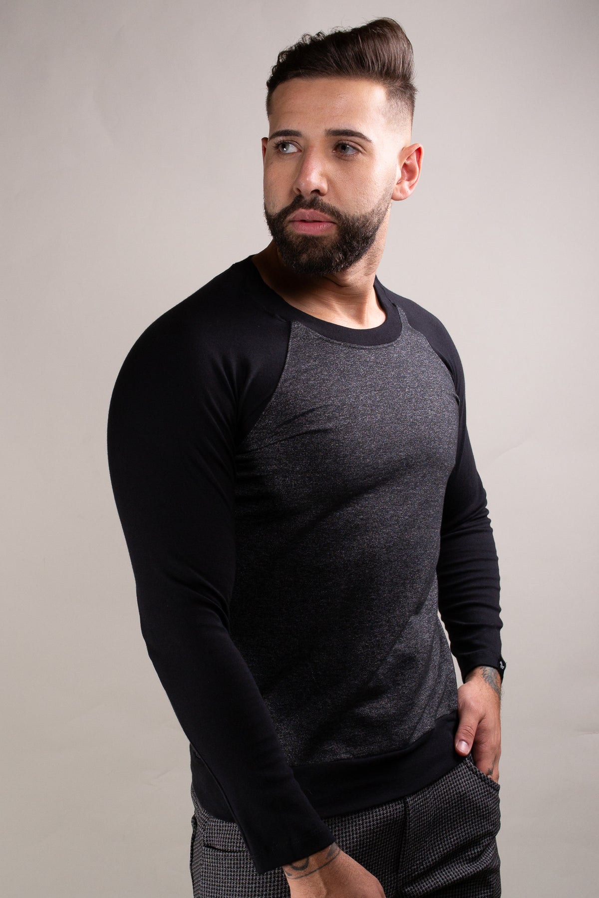 Suéter Masculino em Moletinho Mescla Cinza Detalhe Manga Preto