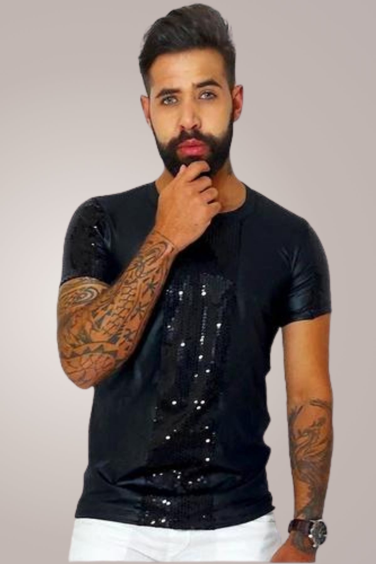Camiseta Masculina em Cirrê Brilhoso e com Mangas Detalhe em Paetê