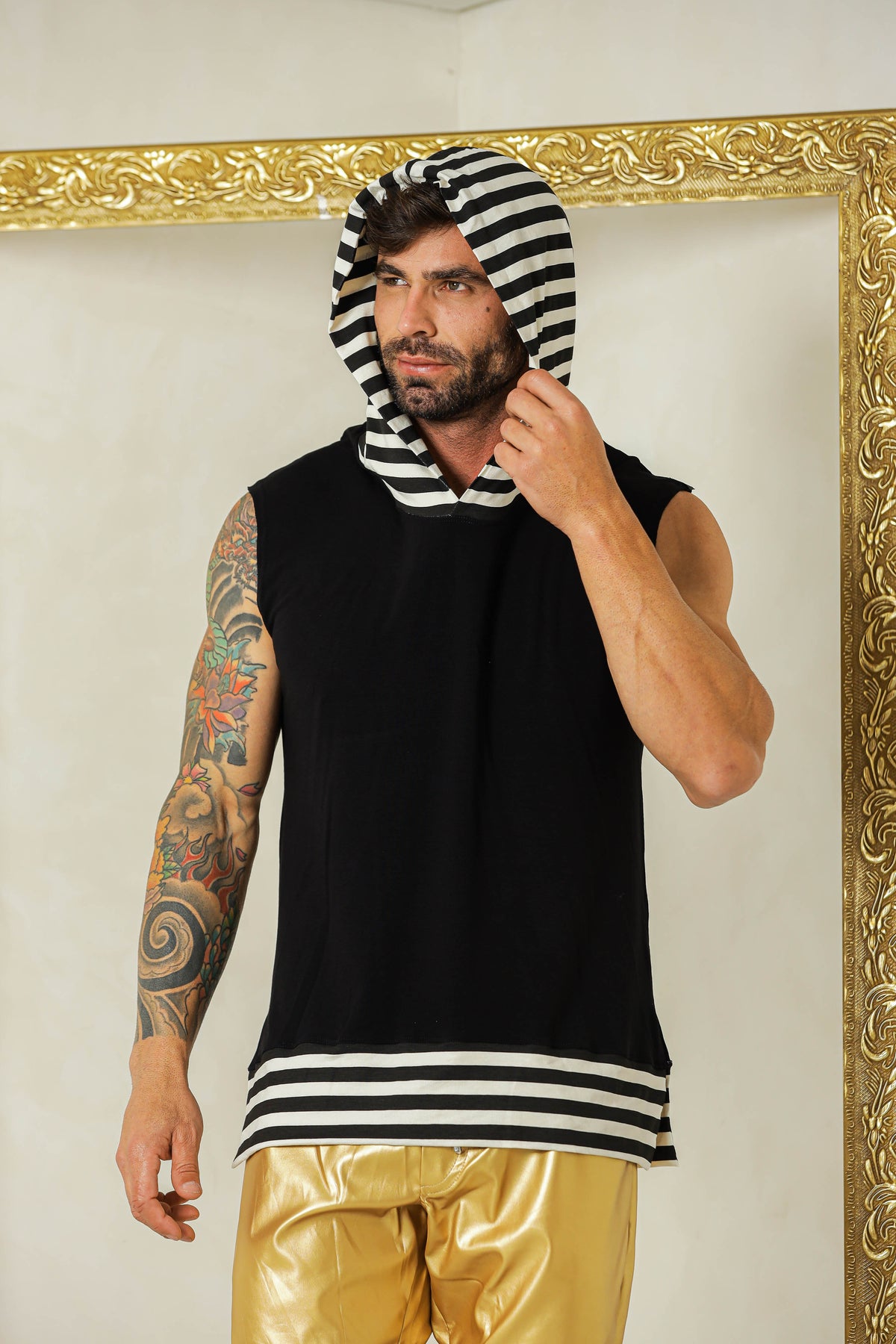 Regata Masculina Machão com Capuz e Detalhe Listrado