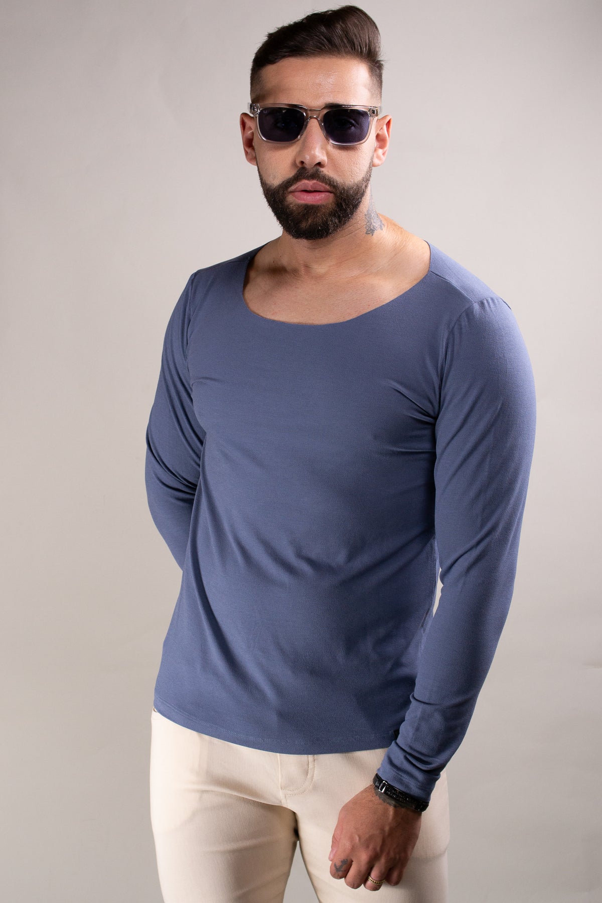 Camiseta Masculina Manga Longa em Malha Azul com Gola Canoa