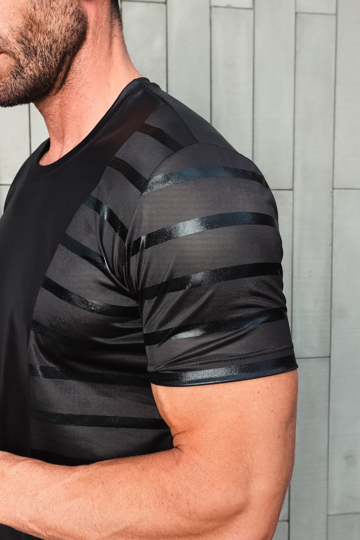 Camiseta Masculina em Cirrê com Detalhe em Malha Listrada