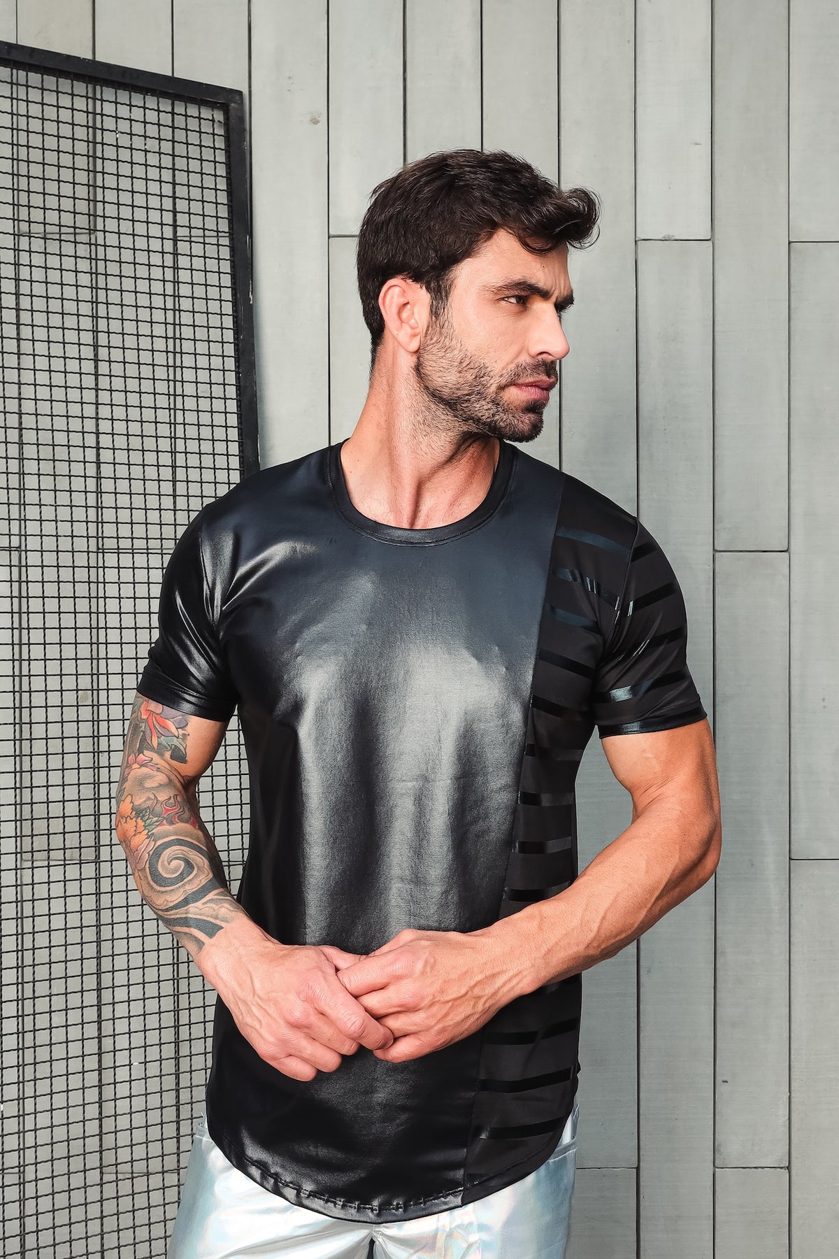 Camiseta Masculina em Cirrê com Detalhe em Malha Listrada