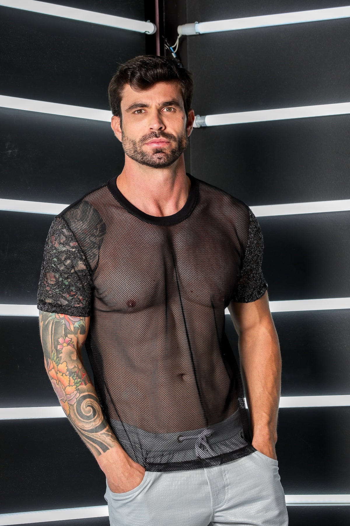 Camiseta Masculina em Tela com Detalhe em Renda