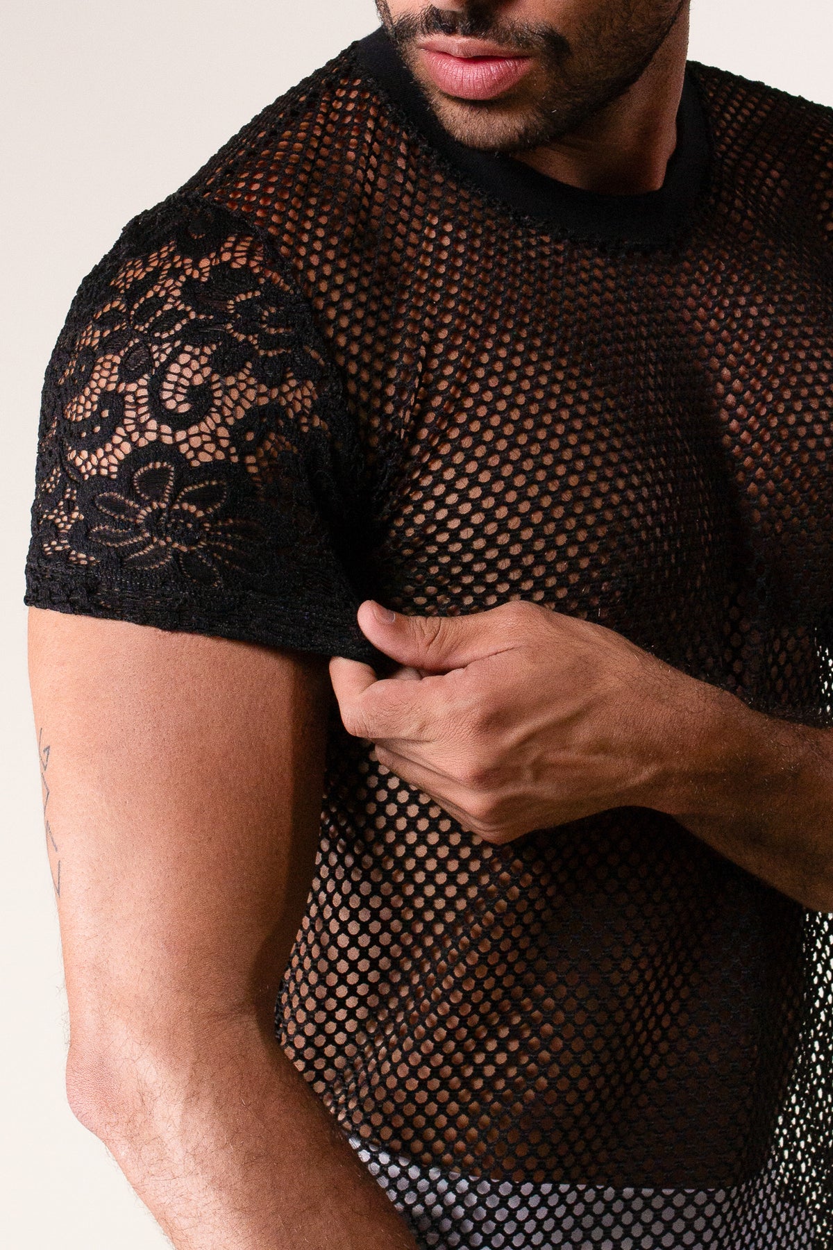 Camiseta Masculina em Arrastão com Mangas em Renda