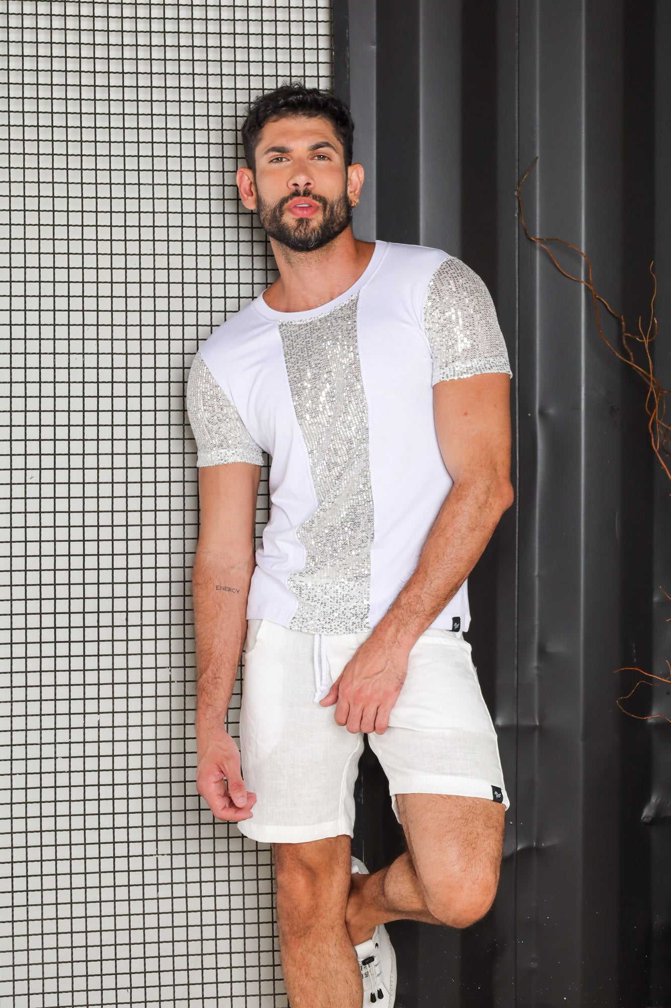 Camiseta Masculina em Viscolycra Mangas e Detalhes em Paetê