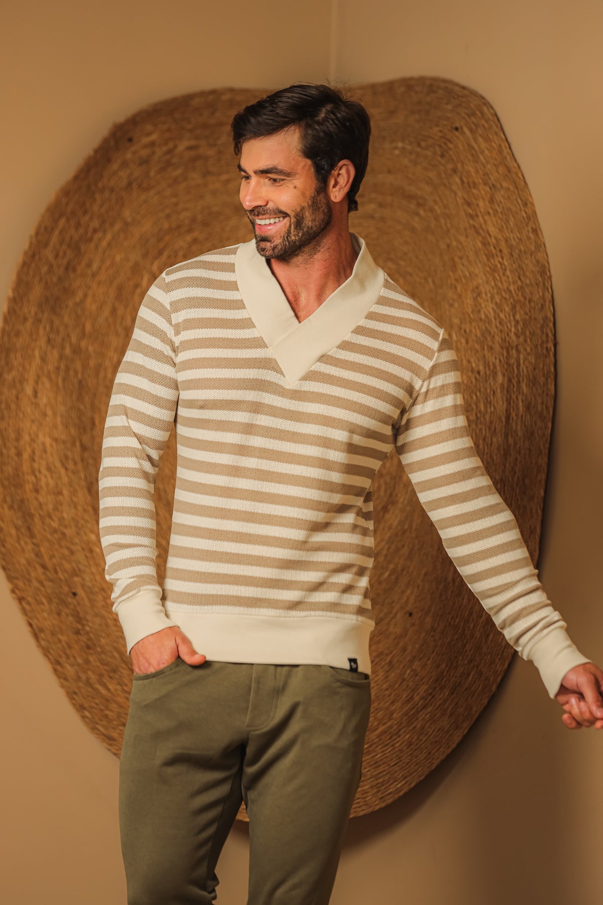 Suéter Masculino Tricô Listrado Bege Gola V