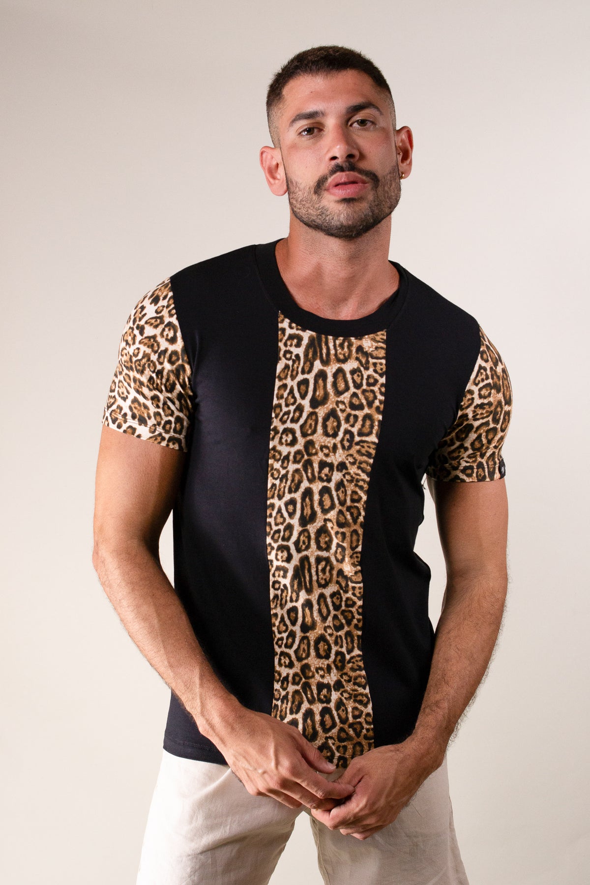 Camiseta Masculina em Viscolycra Preta Com Detalhes Estampa Onça