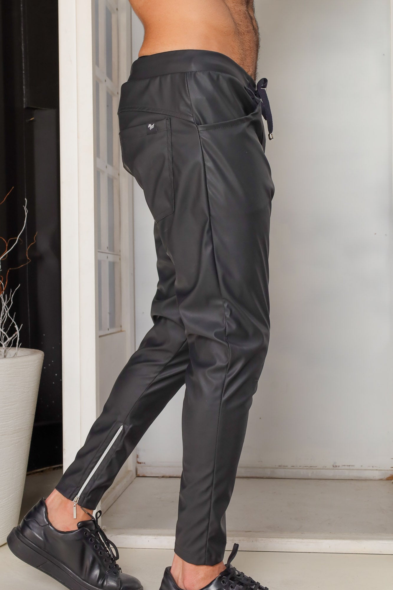 Calça Masculina Slim em Couro Ecológico