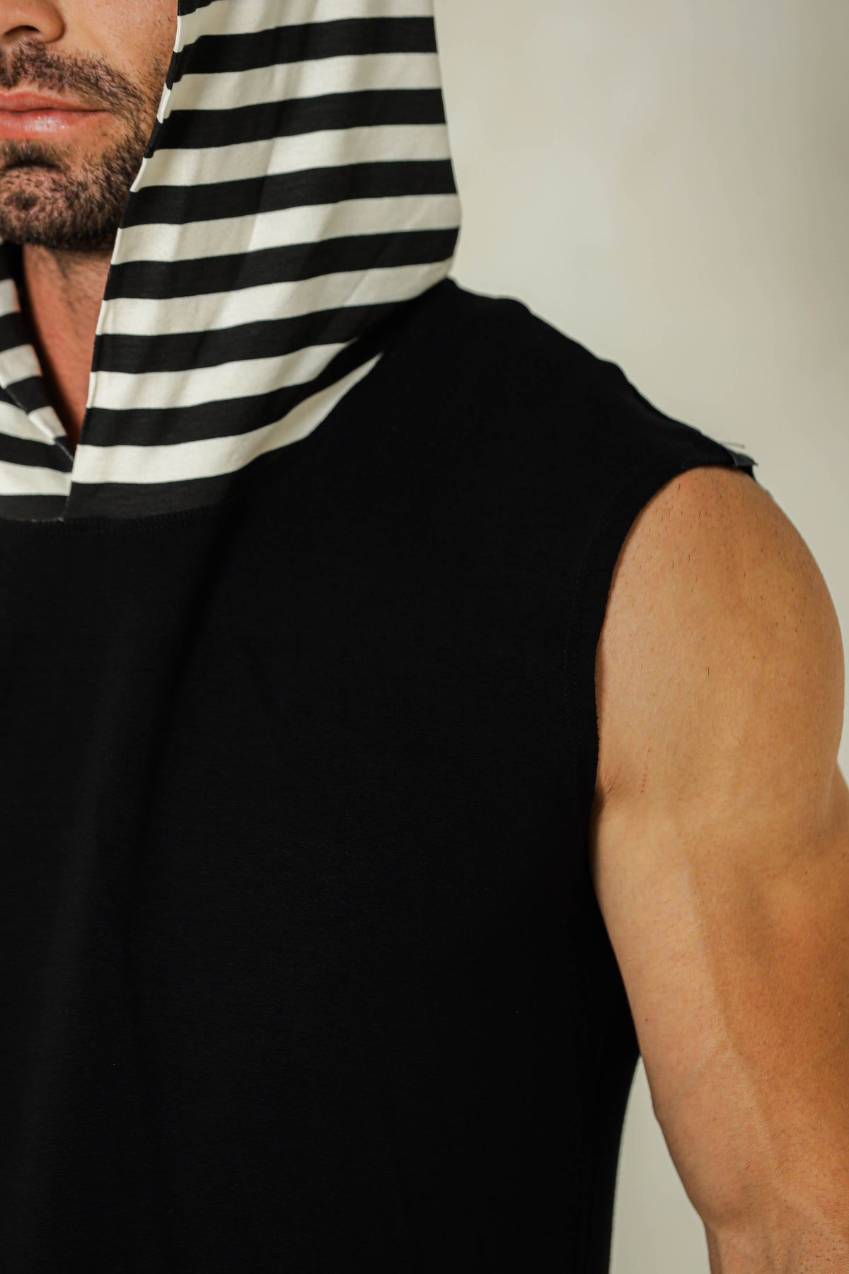 Regata Masculina Machão com Capuz e Detalhe Listrado