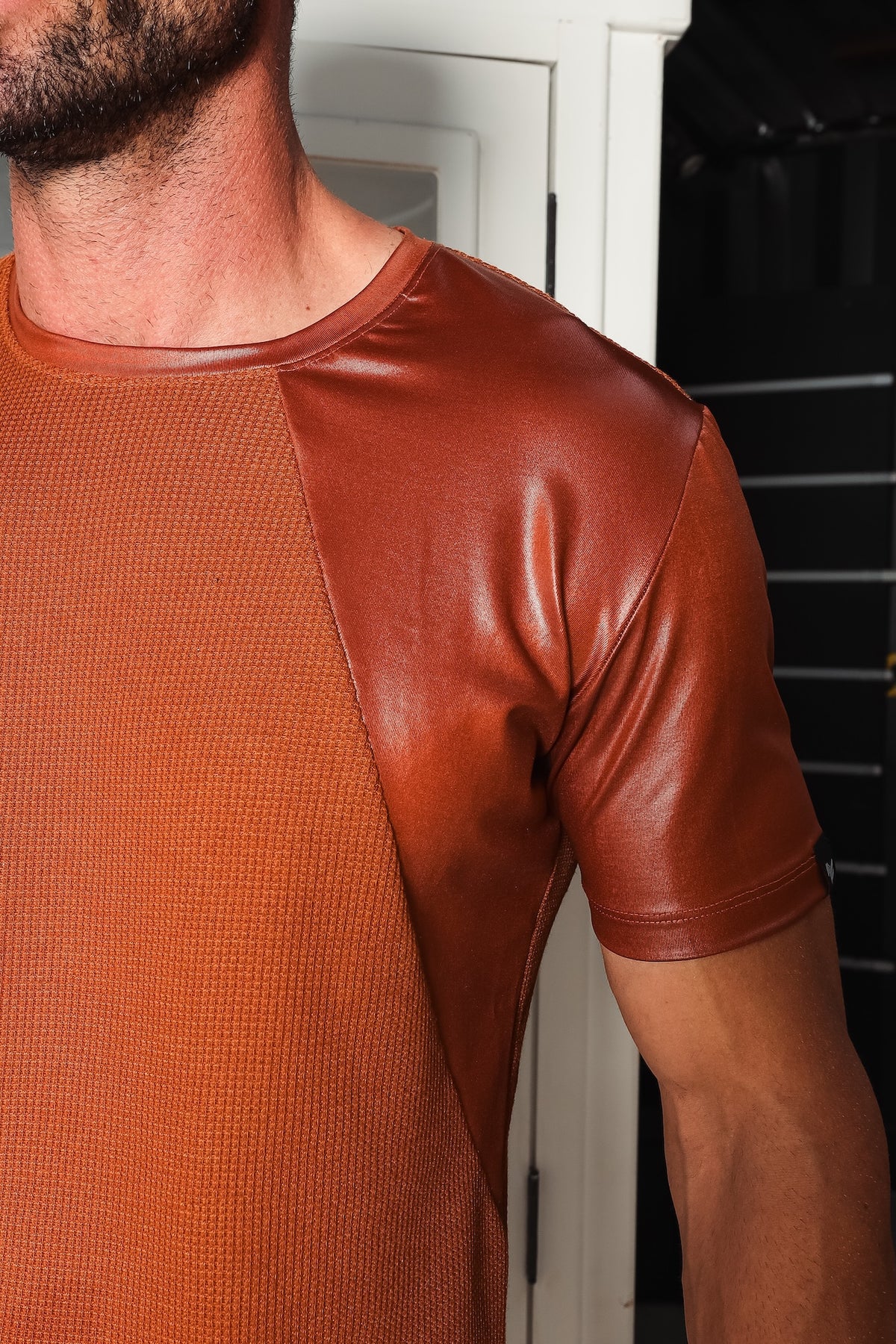 Camiseta Masculina em Malha Detalhe em Cirrê