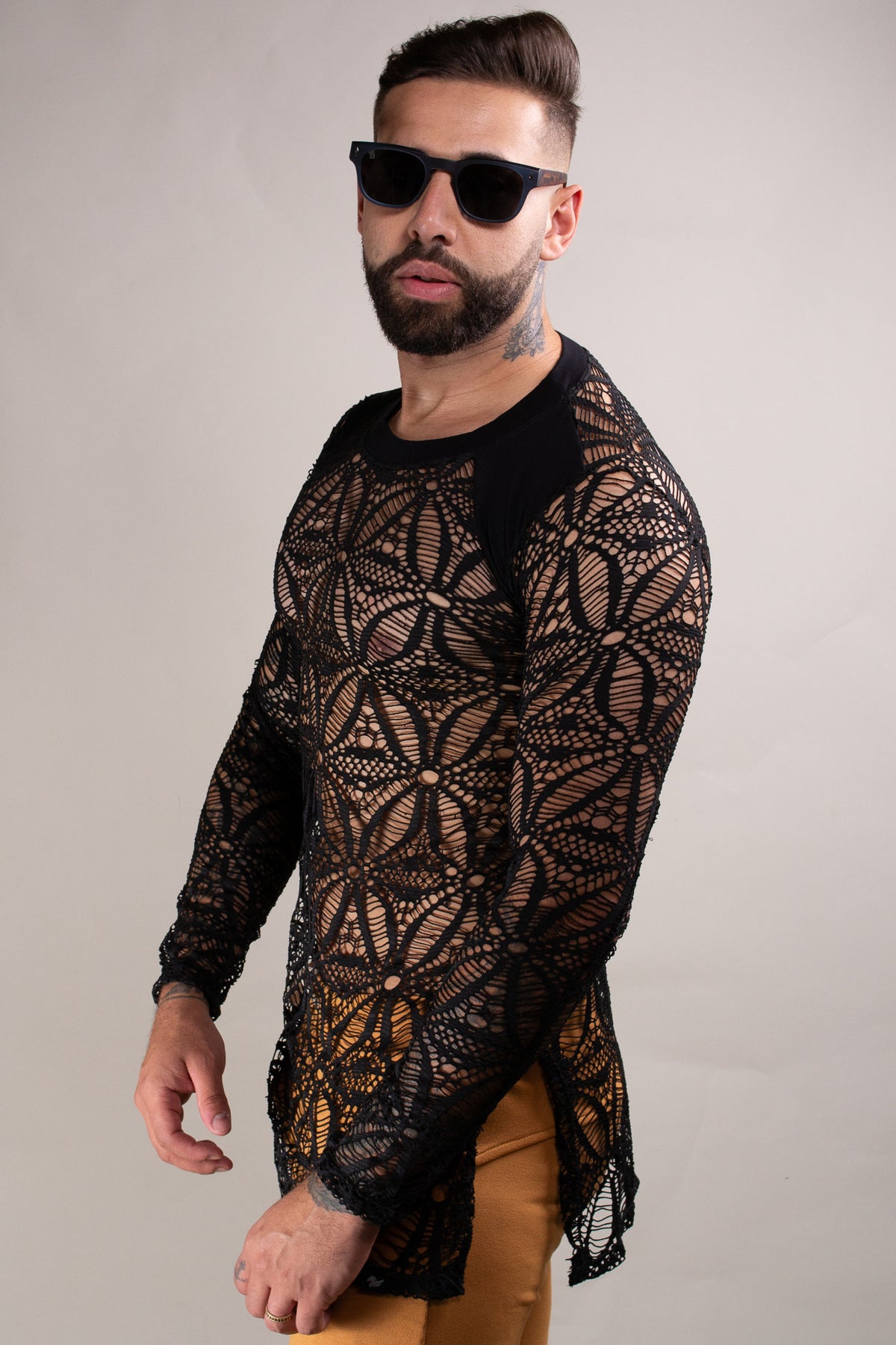 Camiseta Long Line Manga Longa em Renda com Detalhe Ombro