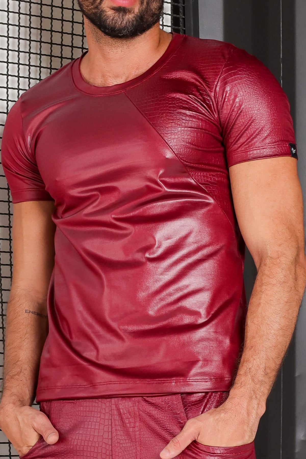 Camiseta Masculina em Cirrê Bordô Detalhe em Pele de Crocodilo