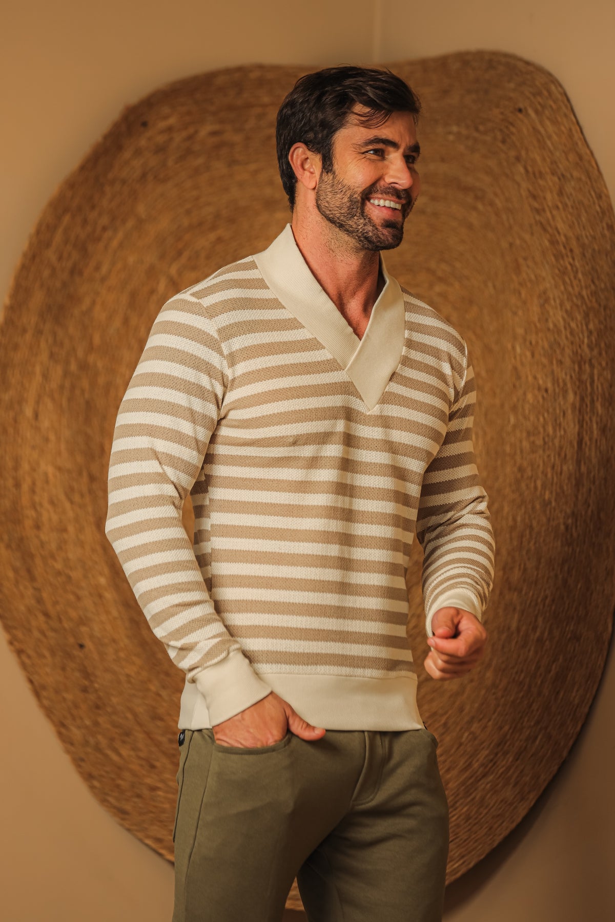 Suéter Masculino Tricô Listrado Bege Gola V