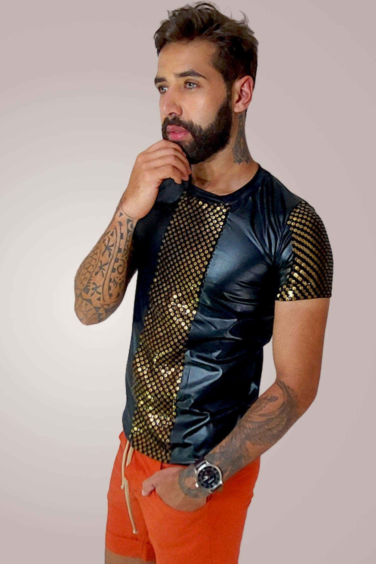 Camiseta Masculina em Cirrê e Mangas Detalhe em Paetê