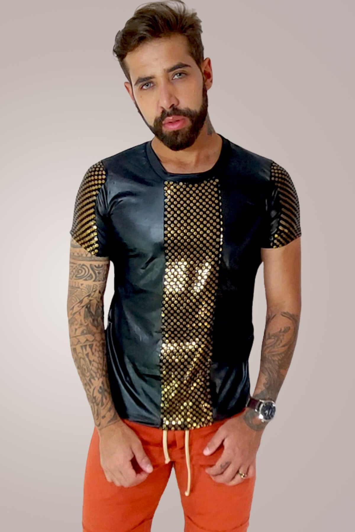 Camiseta Masculina em Cirrê e Mangas Detalhe em Paetê