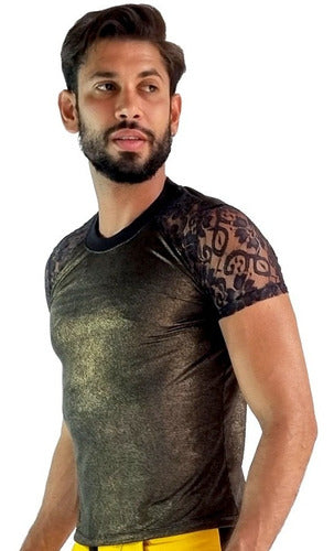 Camiseta Masculina em Lamê Dourada com Manga em Renda