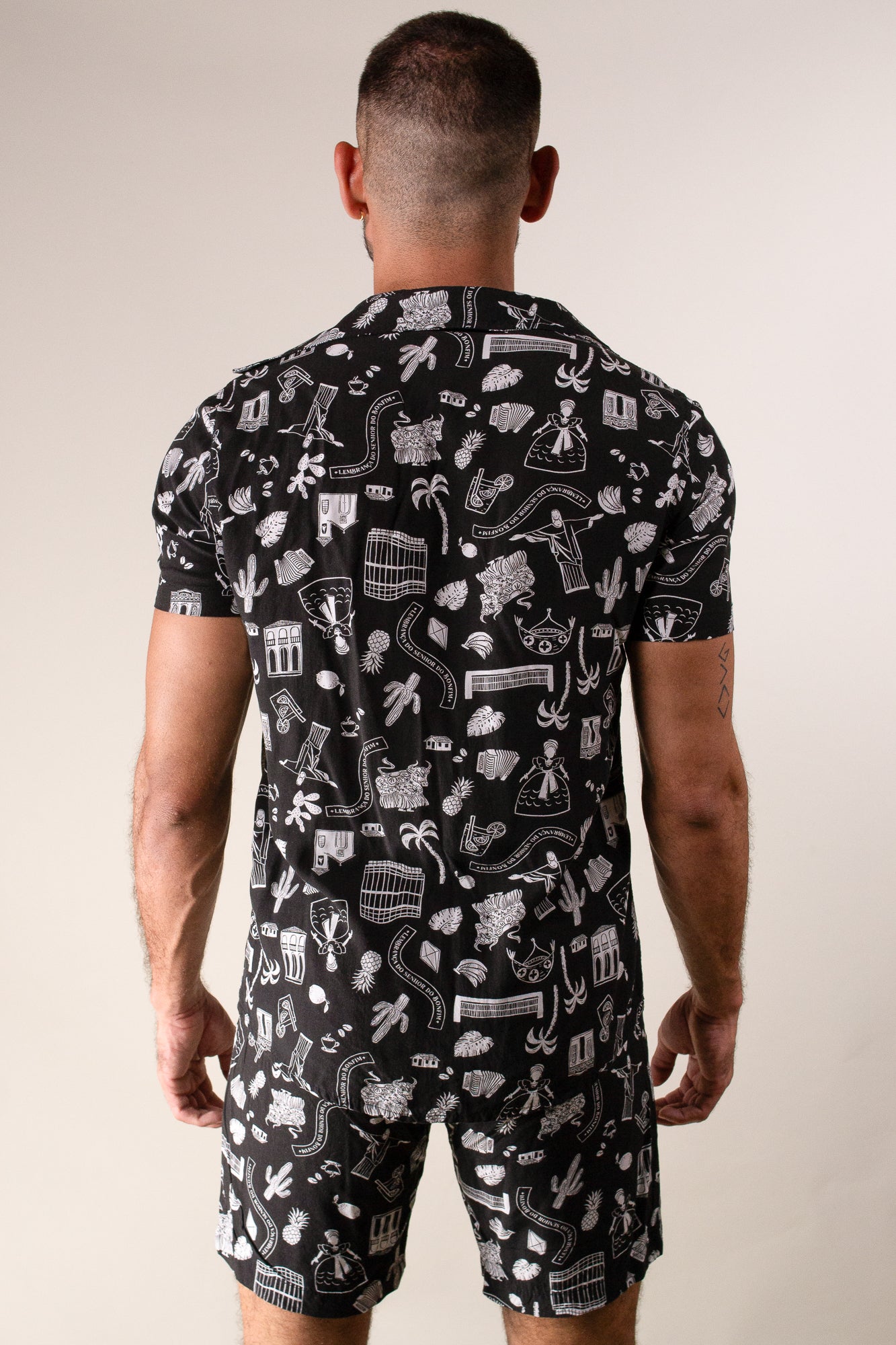 Conjunto Masculino Camisa e Short em Viscose Estampa Cordel