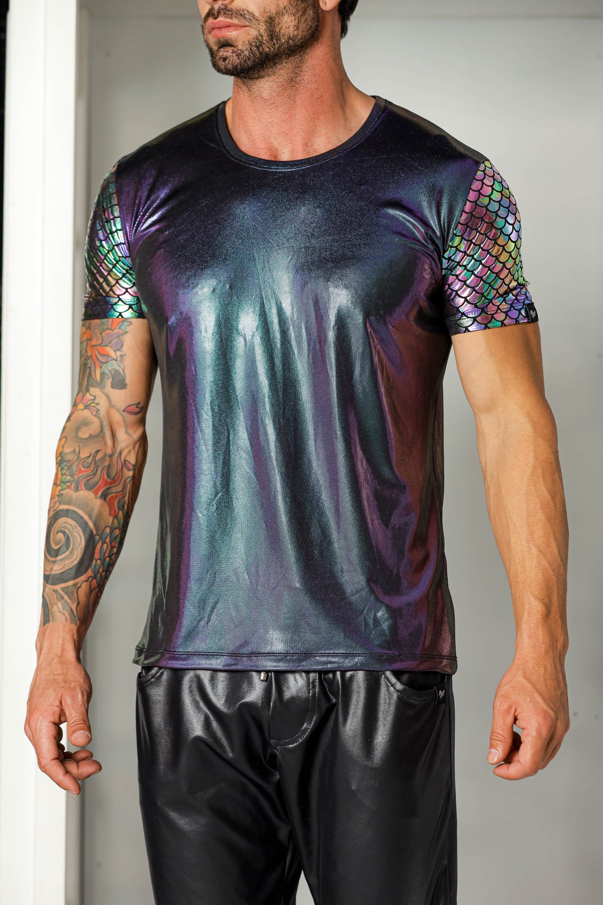 Camiseta Masculina Metalizada com Mangas Cauda de Sereia