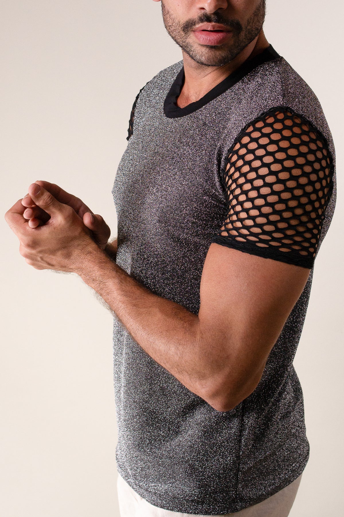 Camiseta Masculina em Lurex Prateado Mangas em Renda