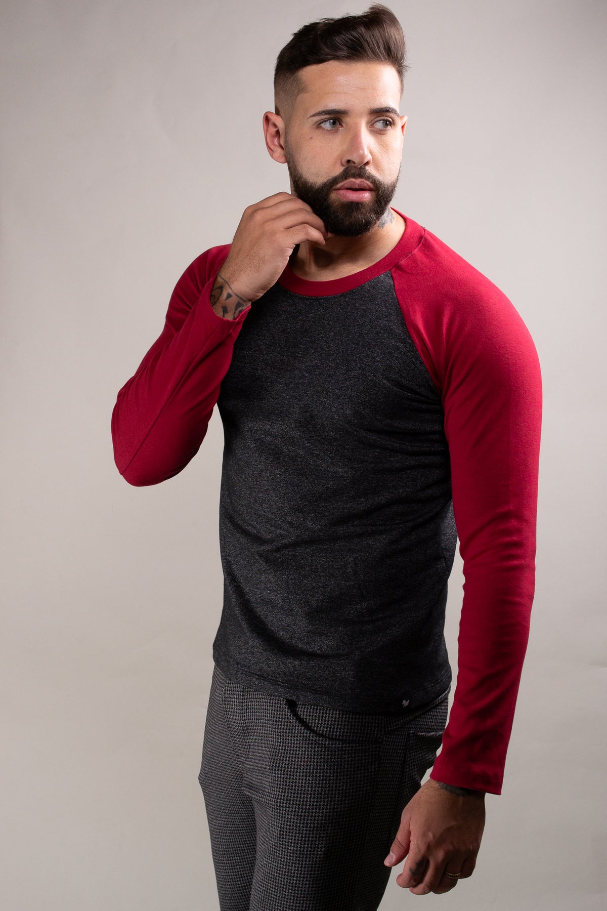 Suéter Masculino em Moletinho Mescla Cinza e Mangas em Vermelho