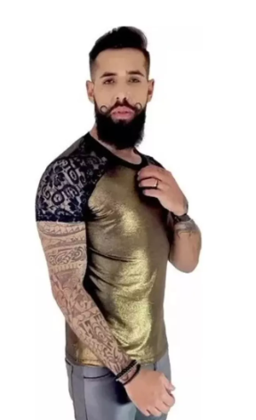 Camiseta Masculina em Lamê Dourado Detalhe Manga em Renda