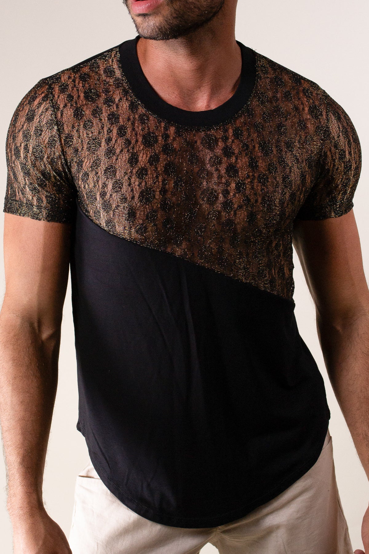 Camiseta Masculina em Viscolycra Preta Frente Arrastão Dourado