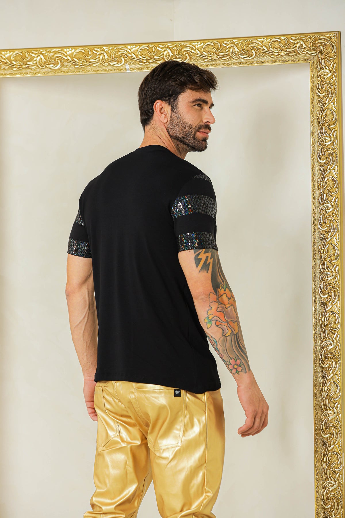 Camiseta Masculina em Malha Detalhe Paetê Listras