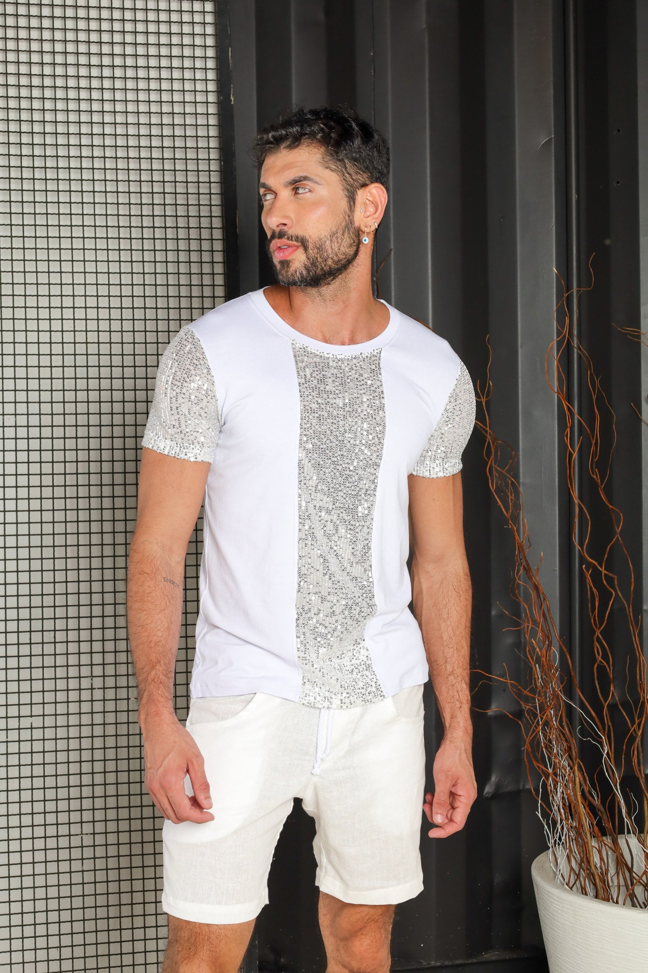 Camiseta Masculina em Viscolycra Mangas e Detalhes em Paetê