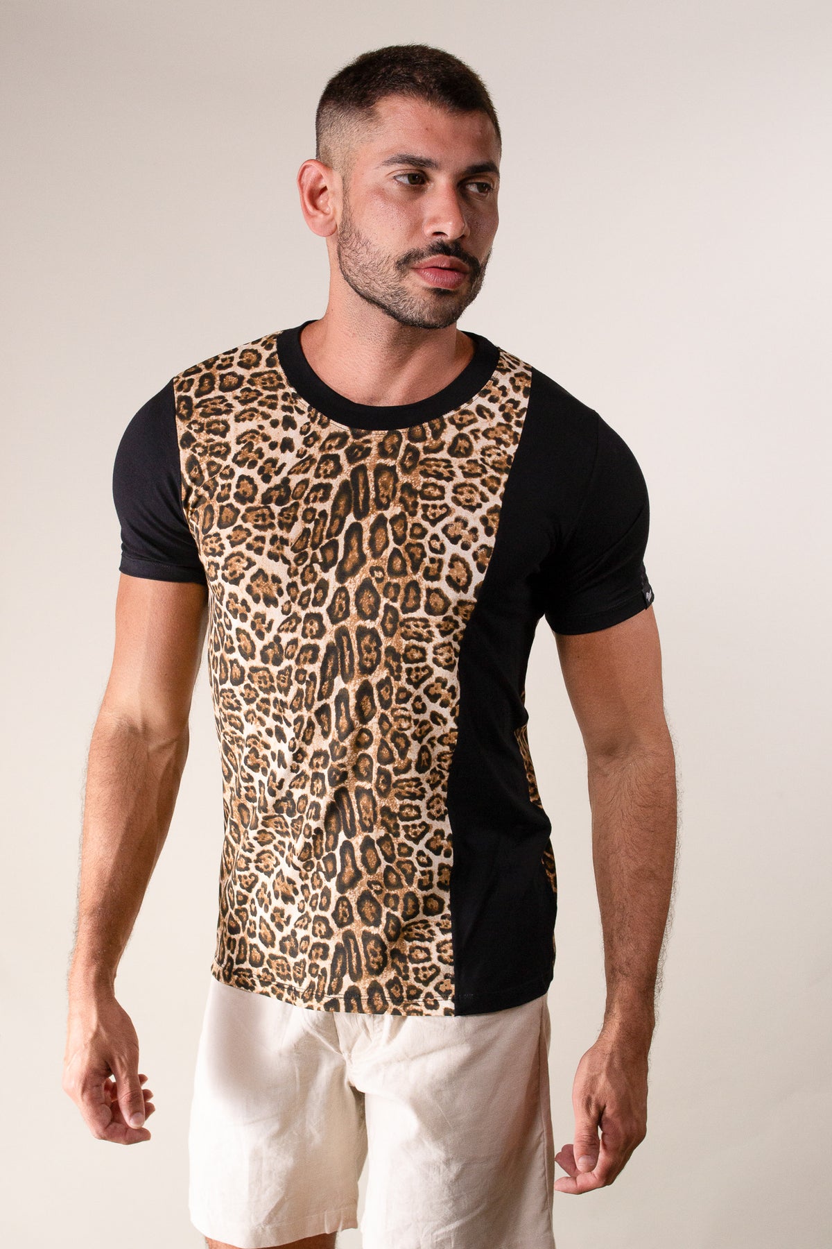 Camiseta Masculina Com Estampa Onça e Detalhe Lateral