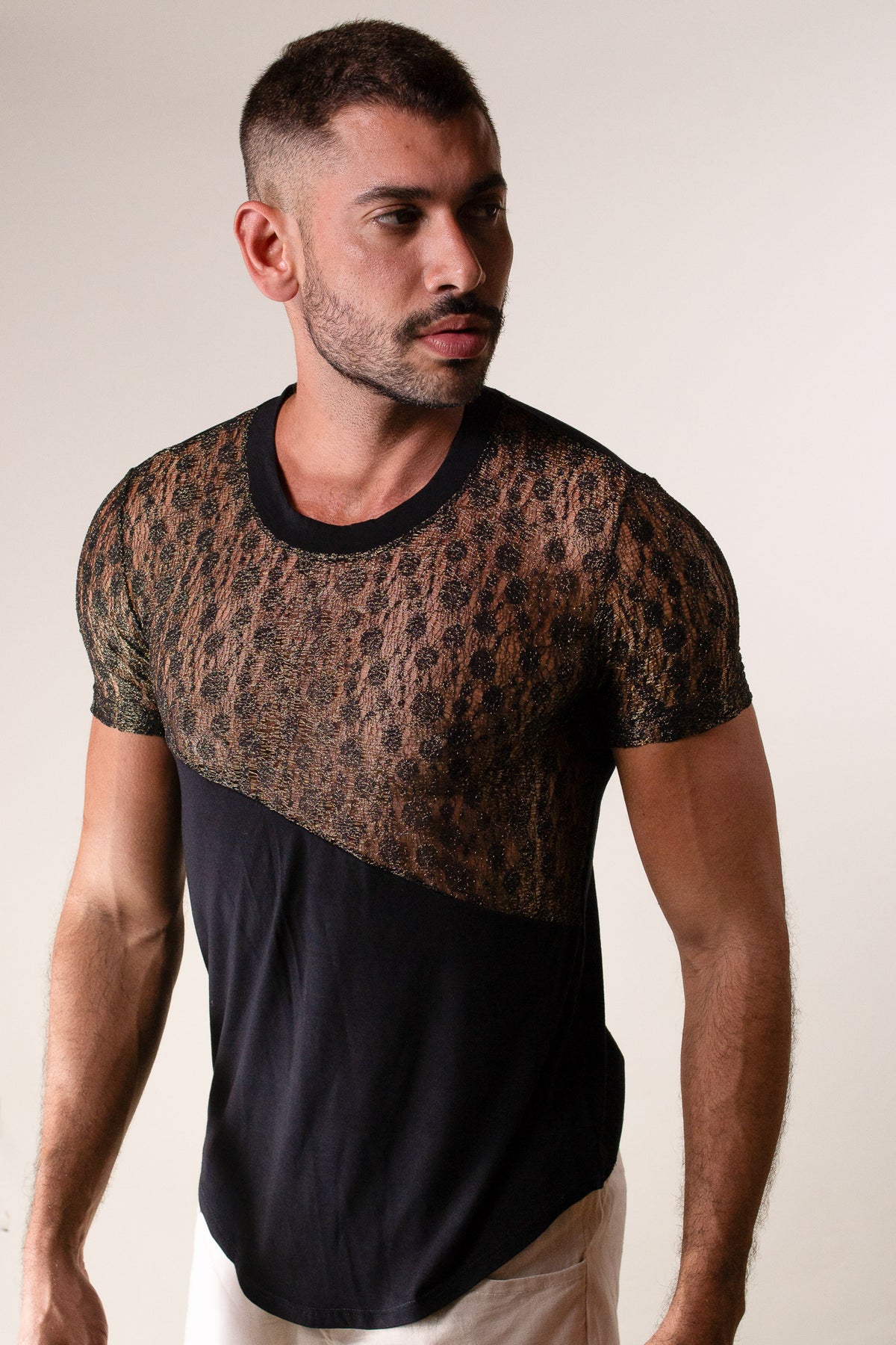 Camiseta Masculina em Viscolycra Preta Frente Arrastão Dourado