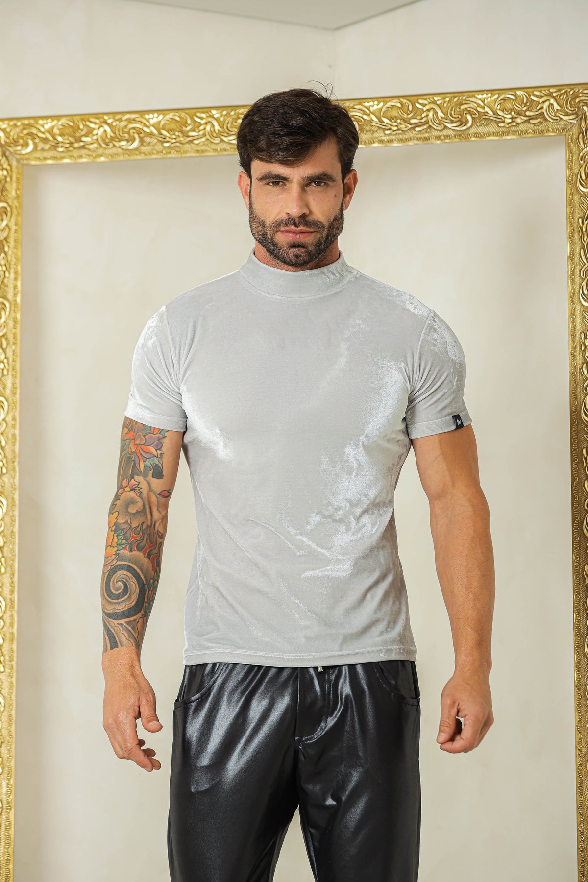 Camiseta Masculina Gola Alta em Veludo