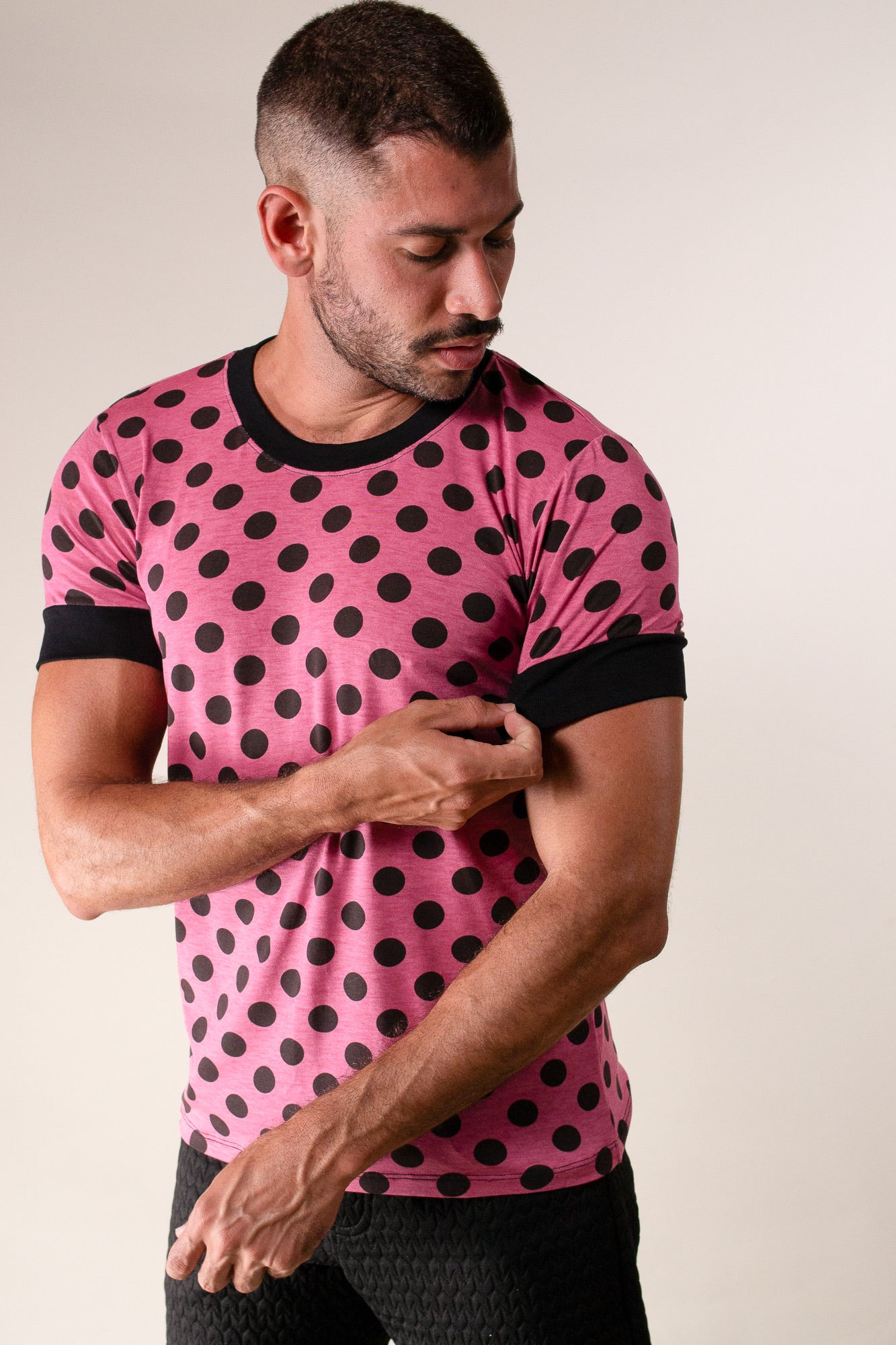 Camiseta Masculina Estampa Poá Rosa