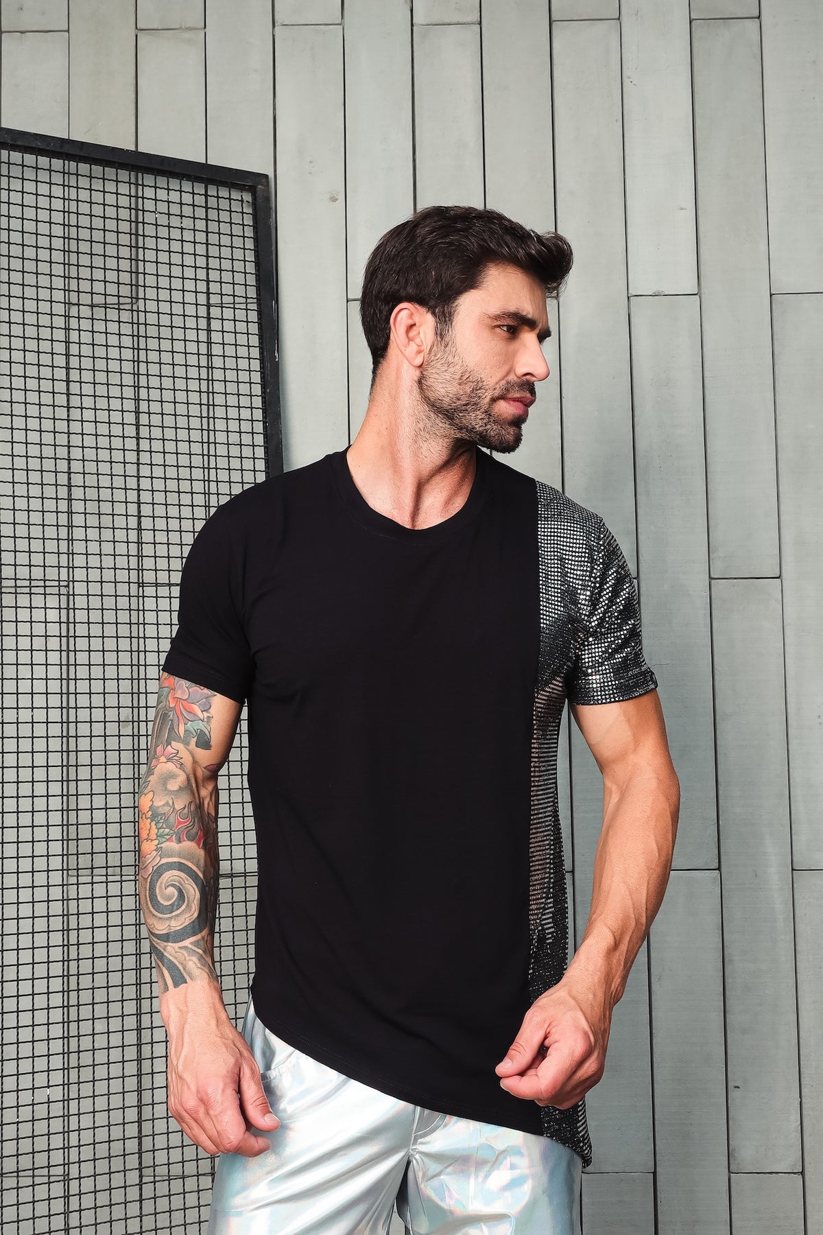Camiseta Masculina Transversal em Viscolycra com Detalhe Paetê Malha