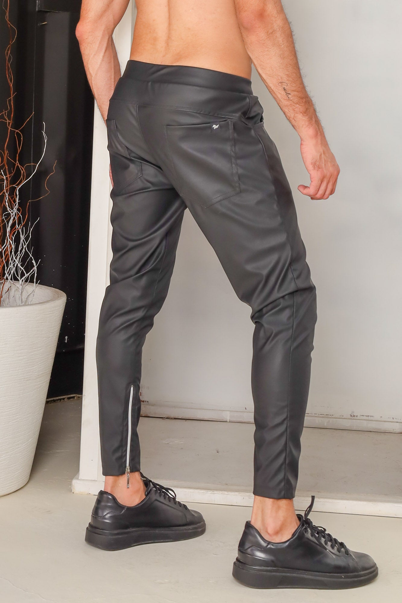 Calça Masculina Slim em Couro Ecológico
