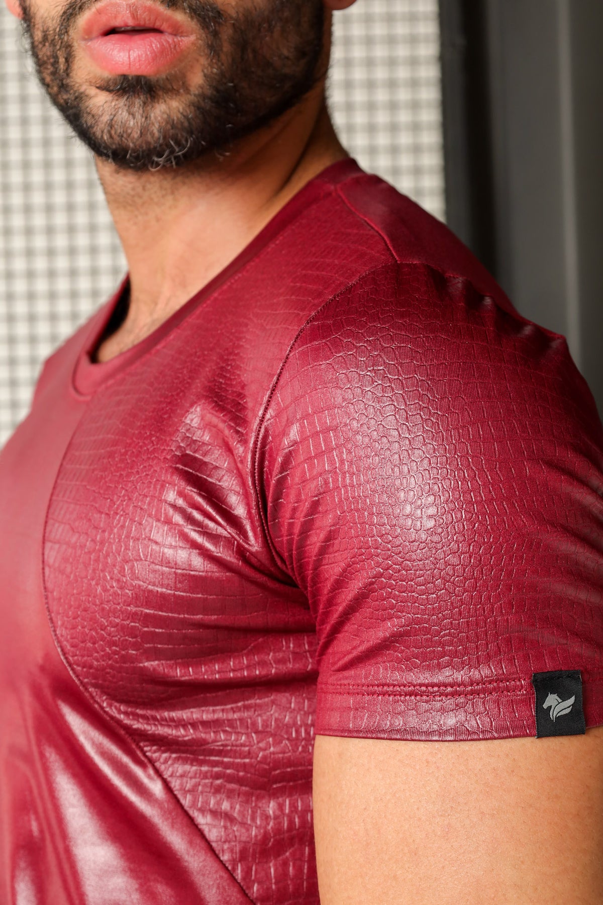 Camiseta Masculina em Cirrê Bordô Detalhe em Pele de Crocodilo